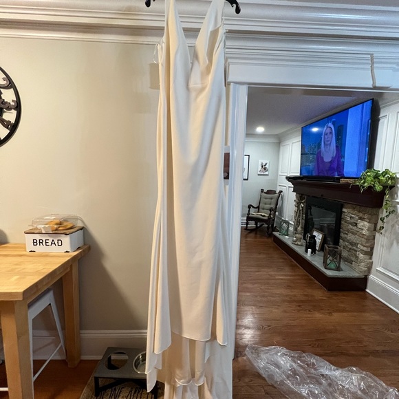 👰🏻♀️ Pronovia Wedding Gown Eureka - Ivory - Size 14 🤍 - Picture 3 of 6